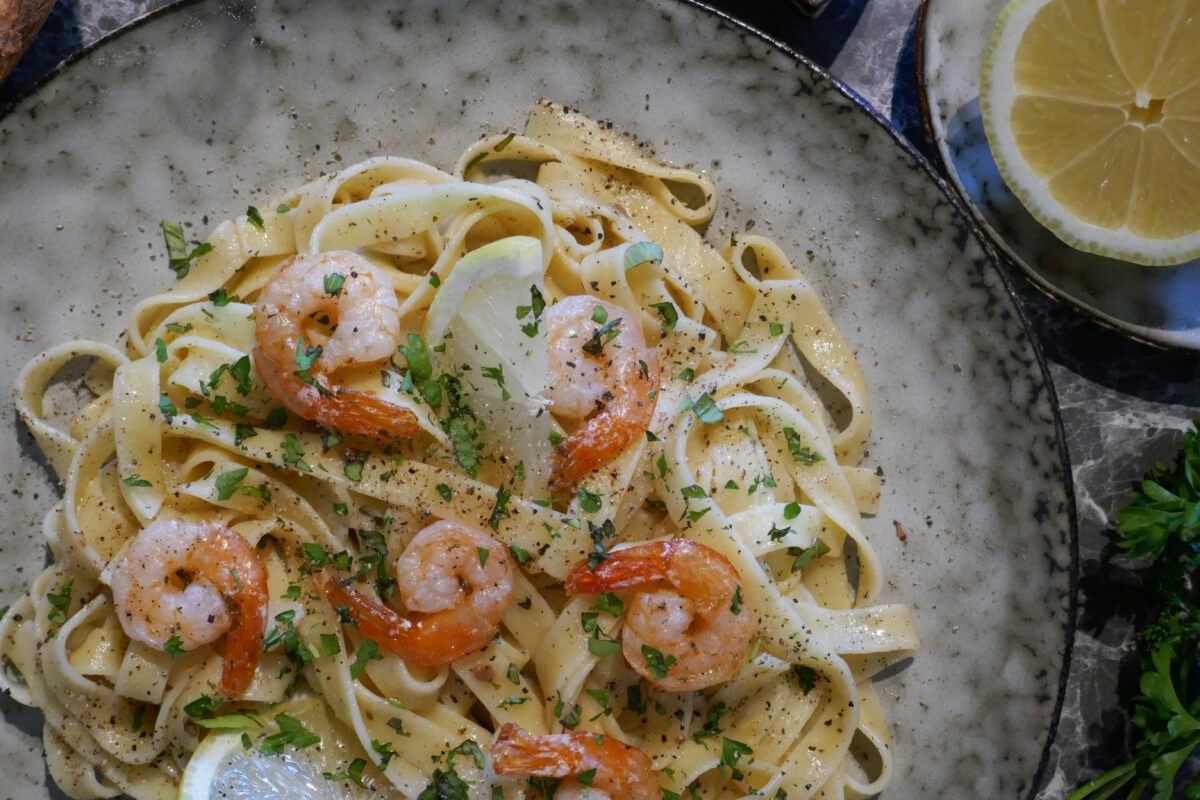 Tagliatelle mit Garnelen in Zitronen-Kräuter-Soße