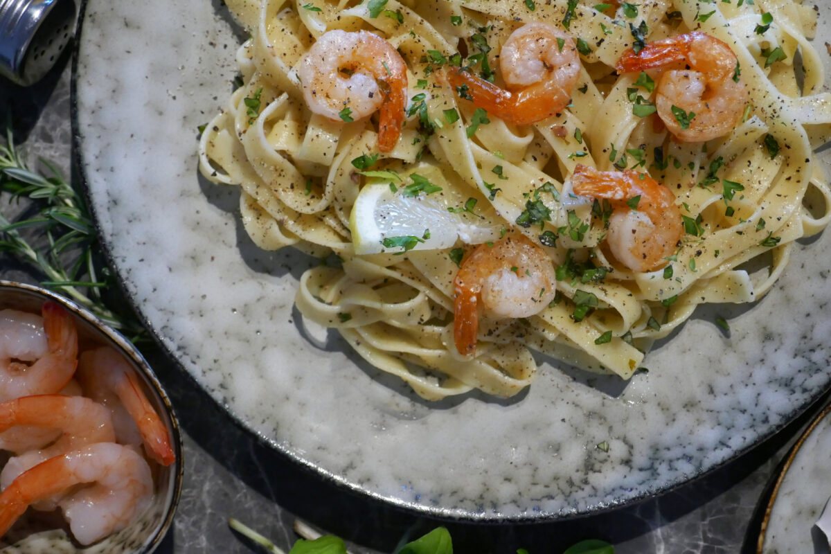 Tagliatelle mit Garnelen in Zitronen-Kräuter-Soße