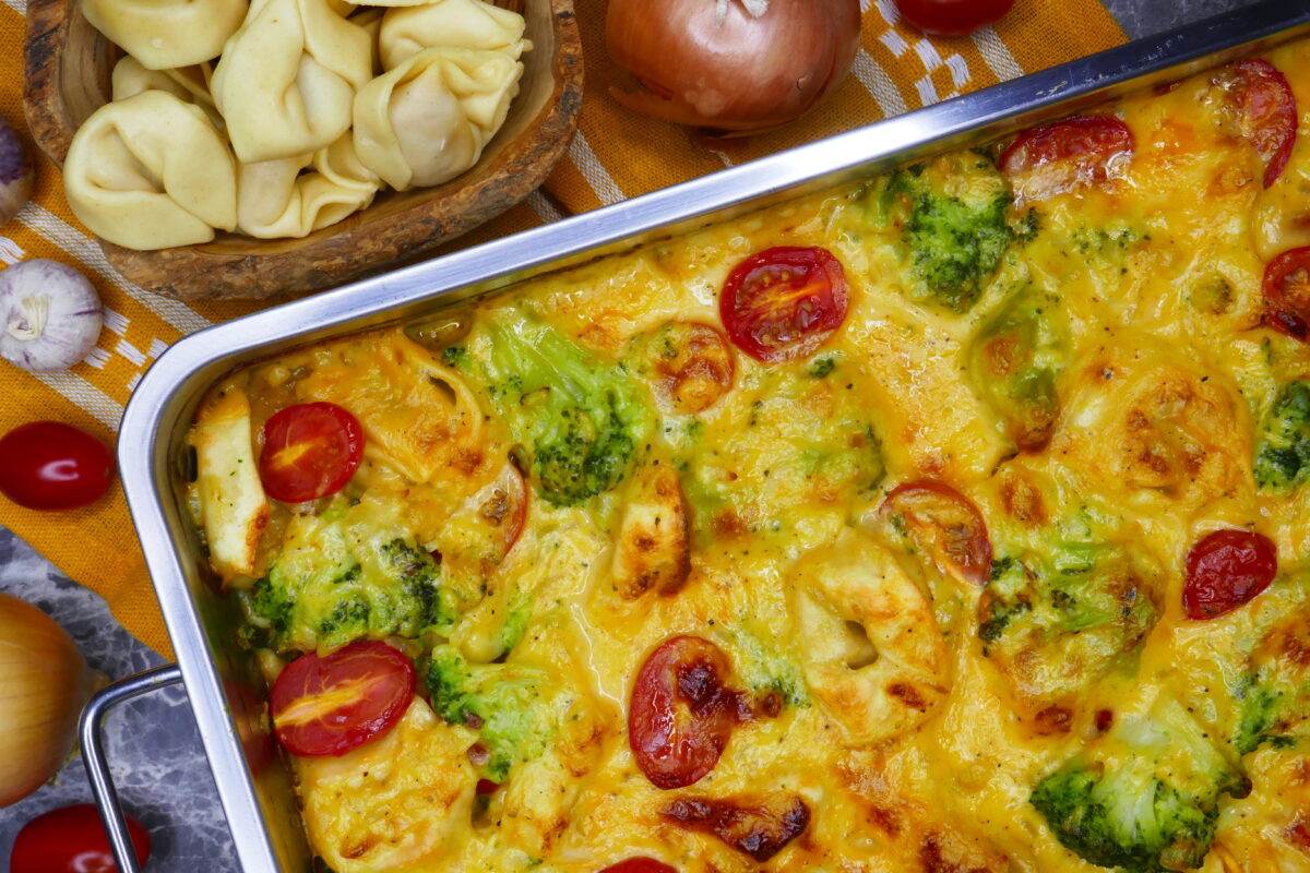 Tortelloni-Auflauf mit Brokkoli und Tomaten