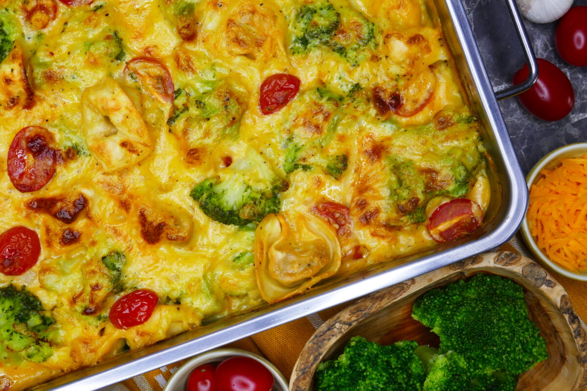 Tortelloni-Auflauf mit Brokkoli und Tomaten