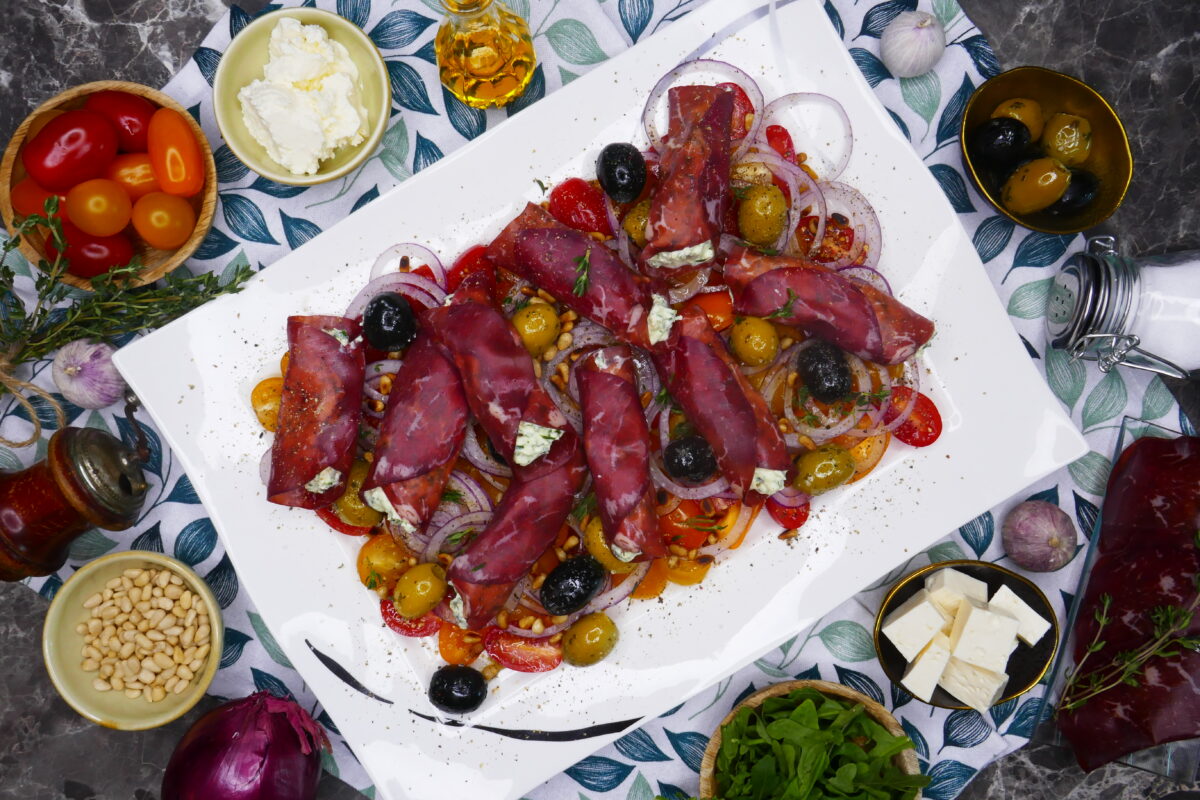 Bresaola-Röllchen auf Tomaten-Bett