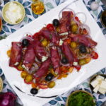 Bresaola-Röllchen auf Tomaten-Bett