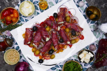 Bresaola-Röllchen auf Tomaten-Bett