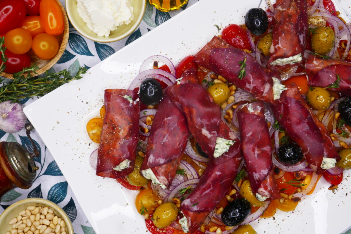Bresaola-Röllchen auf Tomaten-Bett