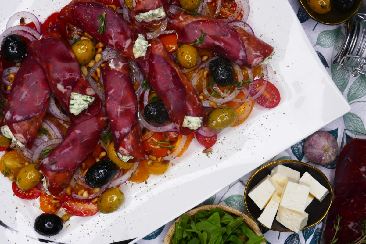 Bresaola-Röllchen auf Tomaten-Bett