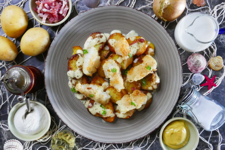 Fischhappen auf Röstkartoffeln mit Senfsoße