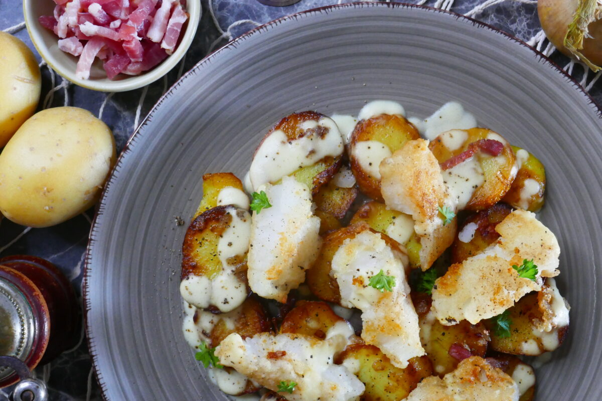 Fischhappen auf Röstkartoffeln mit Senfsoße