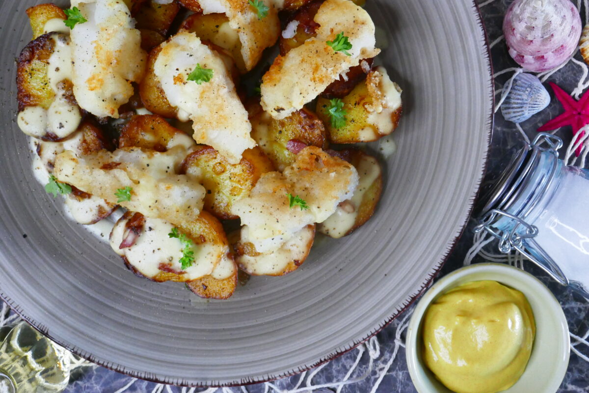 Fischhappen auf Röstkartoffeln mit Senfsoße