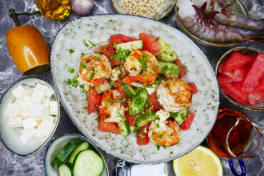 Riesengarnelen auf Melonen-Gurken-Feta-Salat