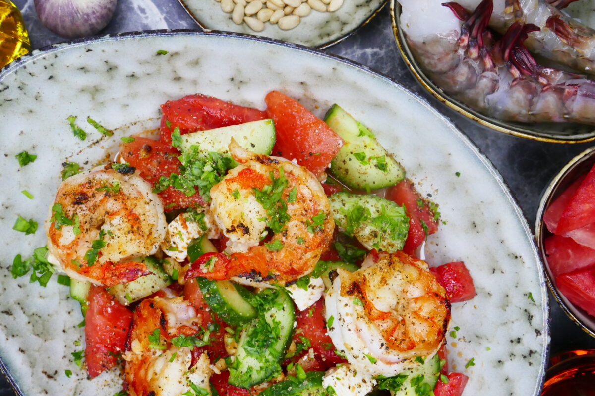 Riesengarnelen auf Melonen-Gurken-Feta-Salat