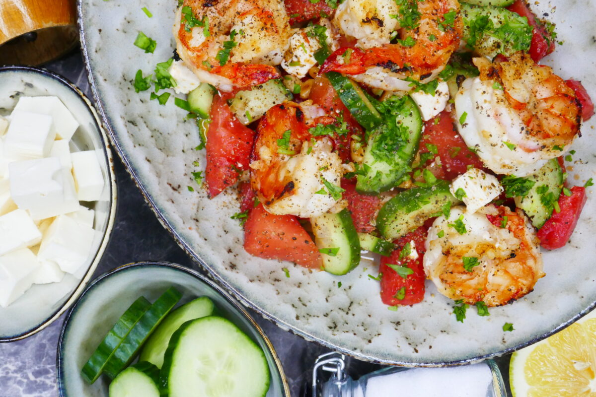 Riesengarnelen auf Melonen-Gurken-Feta-Salat