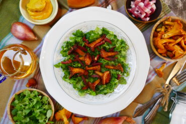 Feldsalat mit Pfifferlingen und Speck