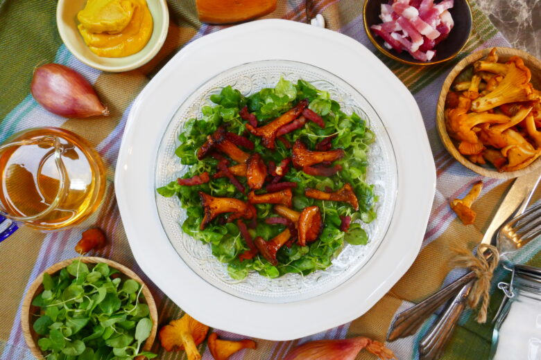 Feldsalat mit Pfifferlingen und Speck