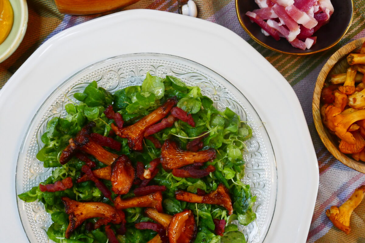 Feldsalat mit Pfifferlingen und Speck