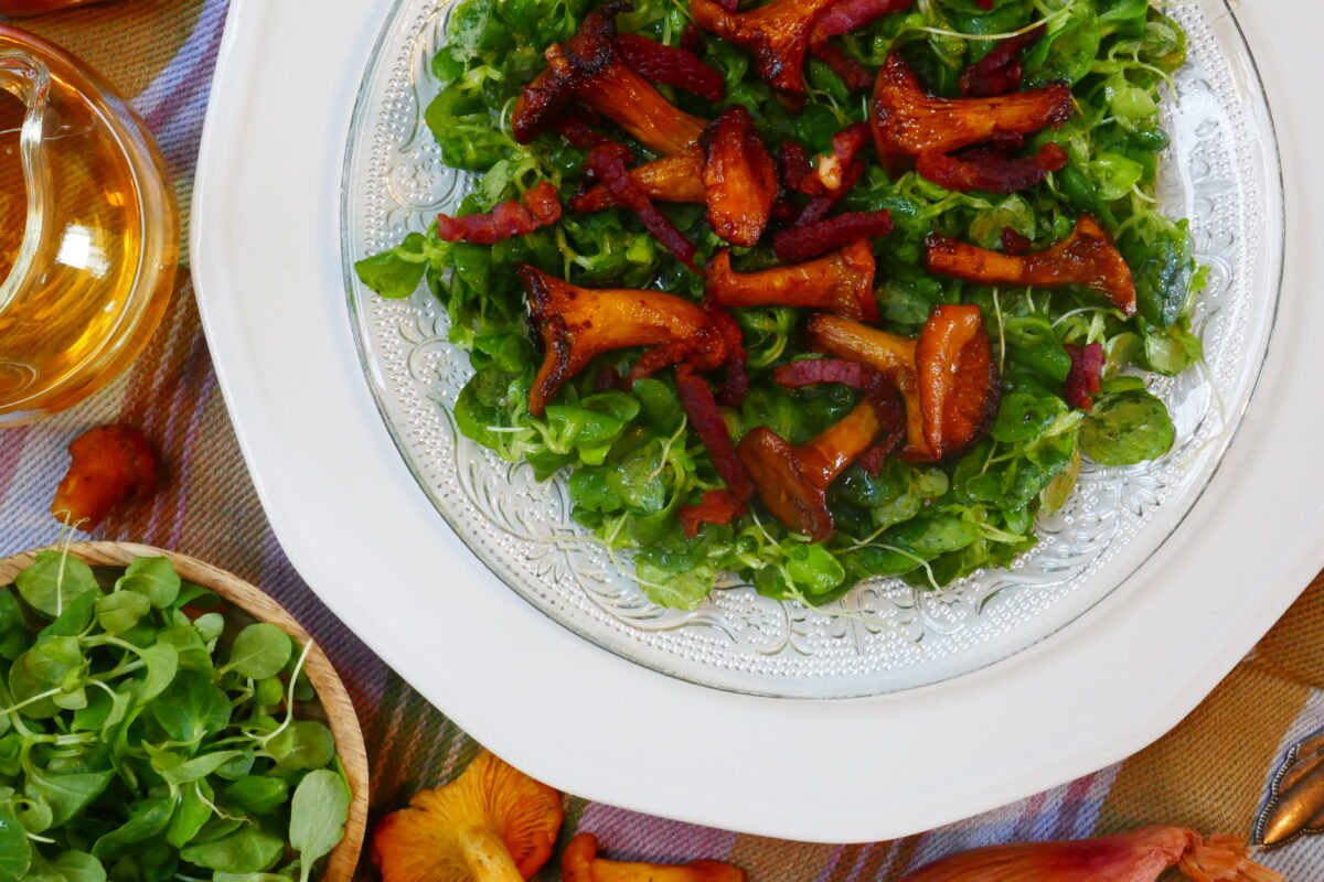 Feldsalat mit Pfifferlingen und Speck