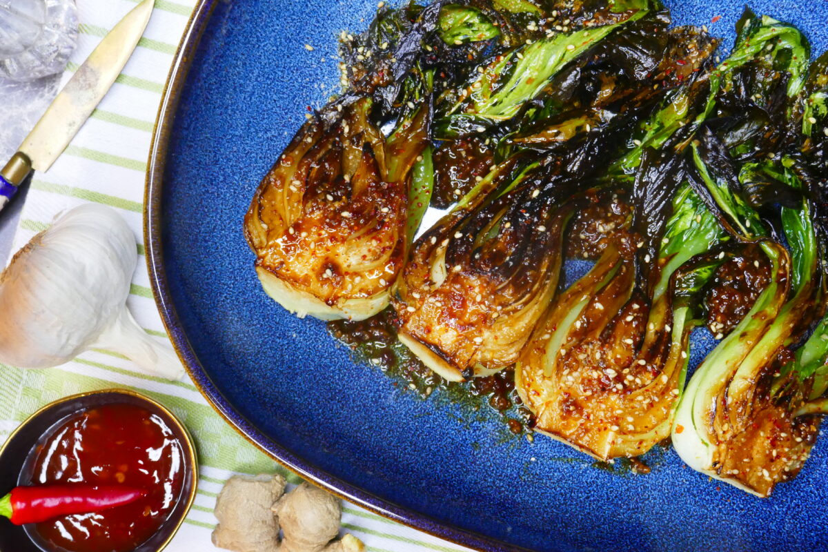 Gebratener Pak Choi in würziger Asiasoße