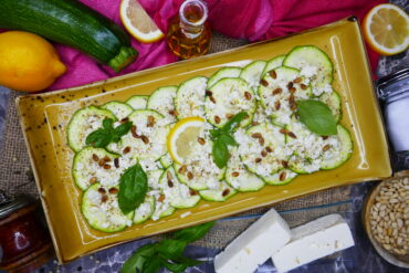Zucchini-Carpaccio mit Feta-Käse