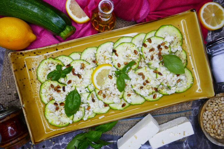 Zucchini-Carpaccio mit Feta-Käse