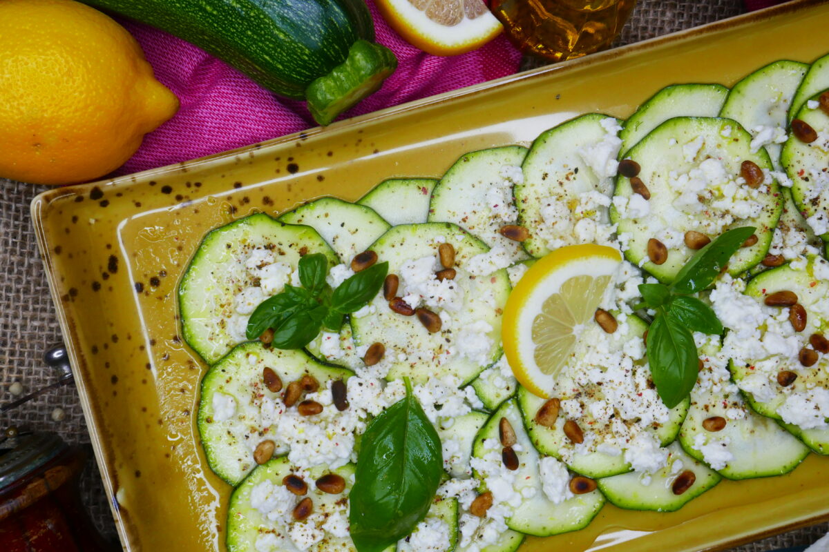 Zucchini-Carpaccio mit Feta-Käse