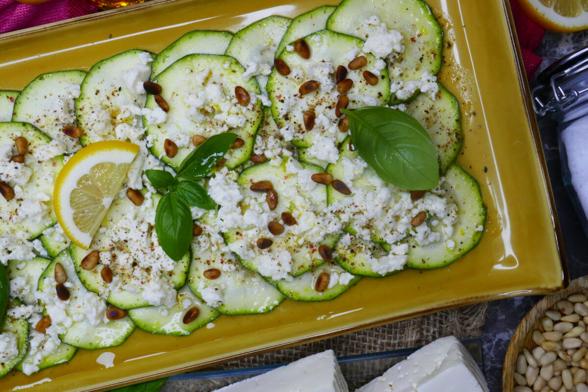 Zucchini-Carpaccio mit Feta-Käse