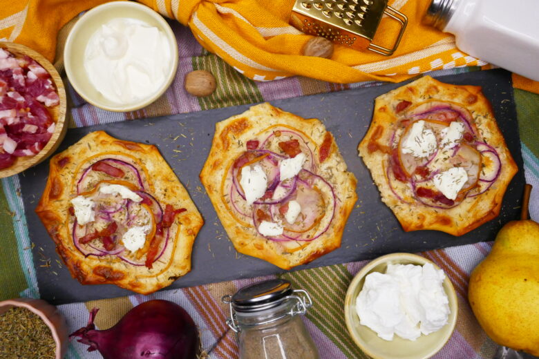 Mini-Flammkuchen mit Birne und Speck