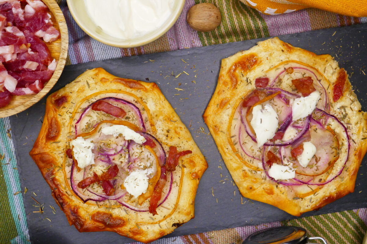 Mini-Flammkuchen mit Birne und Speck