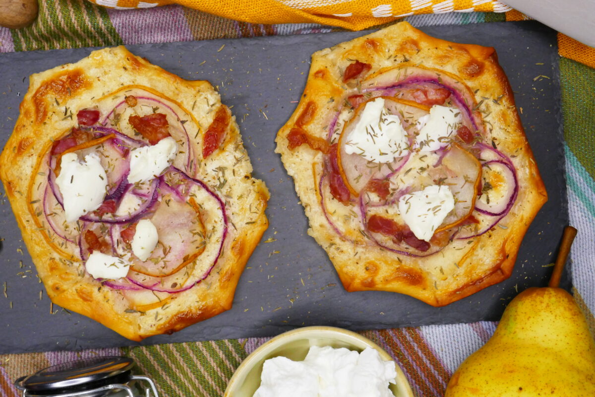 Mini-Flammkuchen mit Birne und Speck