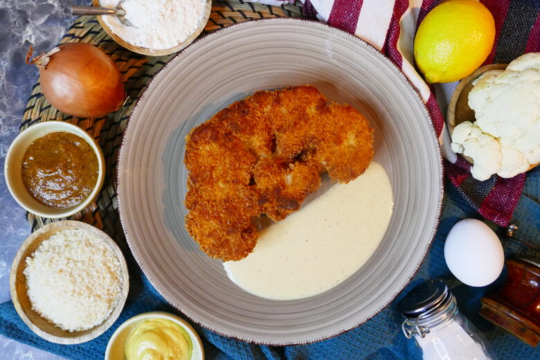 Knuspriges Blumenkohlsteak mit Zitronen-Senfsoße