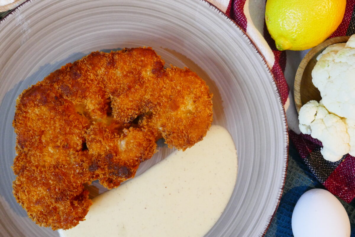 Knuspriges Blumenkohlsteak mit Zitronen-Senfsoße