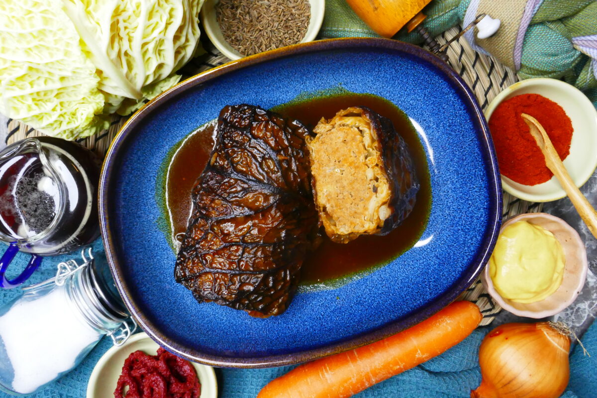 Wirsingroulade in dunkler Malzsoße