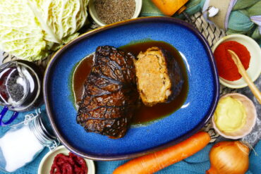 Wirsingroulade in dunkler Malzsoße