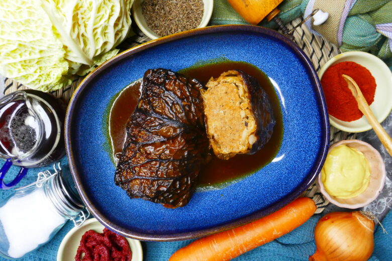 Wirsingroulade in dunkler Malzsoße