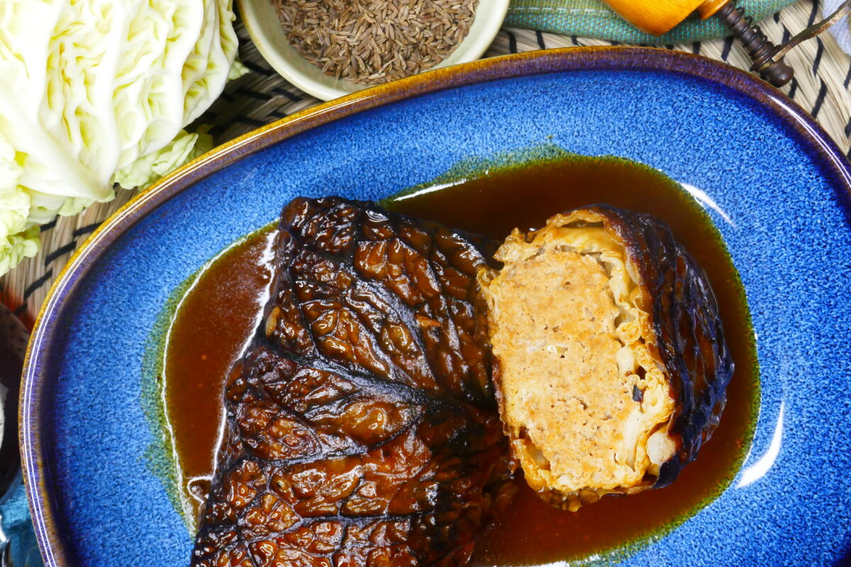 Wirsingroulade in dunkler Malzsoße