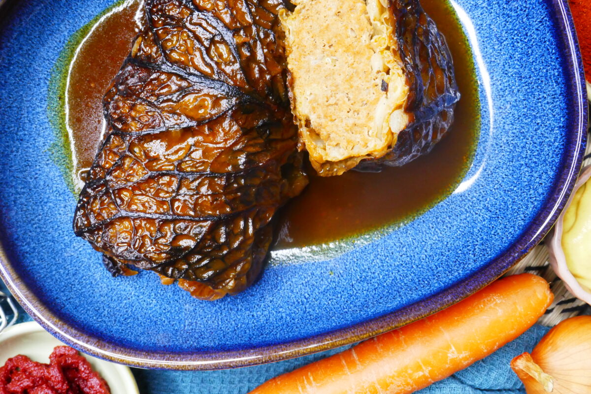 Wirsingroulade in dunkler Malzsoße