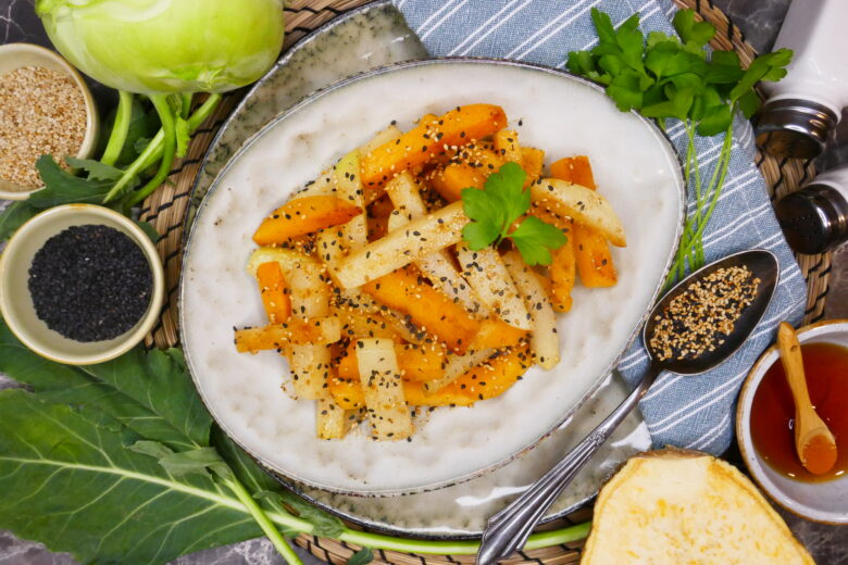 Glasierte Kohlrabi-Steckrüben-Sticks