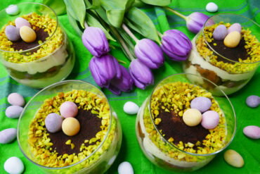 Buntes Ostereier-Pistazien-Tiramisu