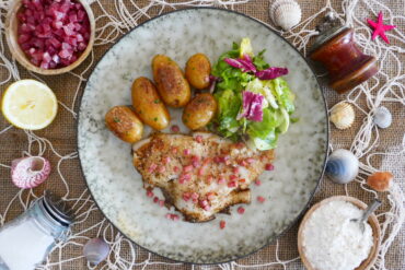 Frühlings-Scholle mit krossen Schinkenwürfeln