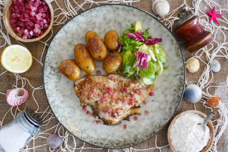Frühlings-Scholle mit krossen Schinkenwürfeln