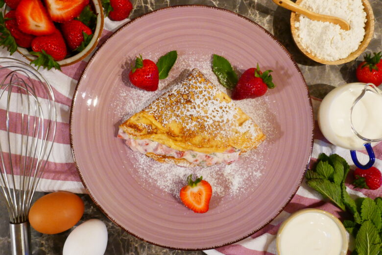 Palatschinken mit Erdbeer-Sauerrahm-Füllung