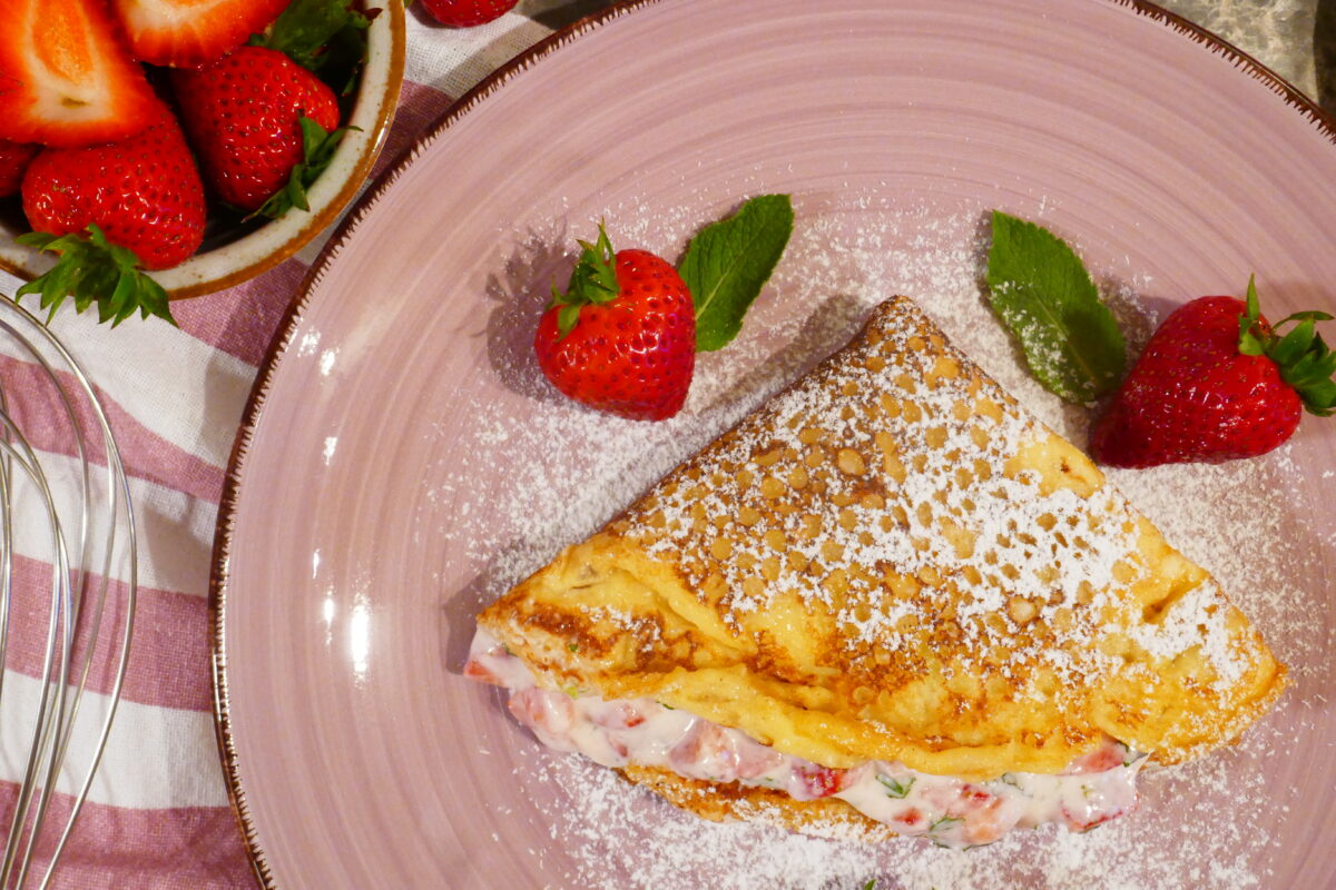 Palatschinken mit Erdbeer-Sauerrahm-Füllung