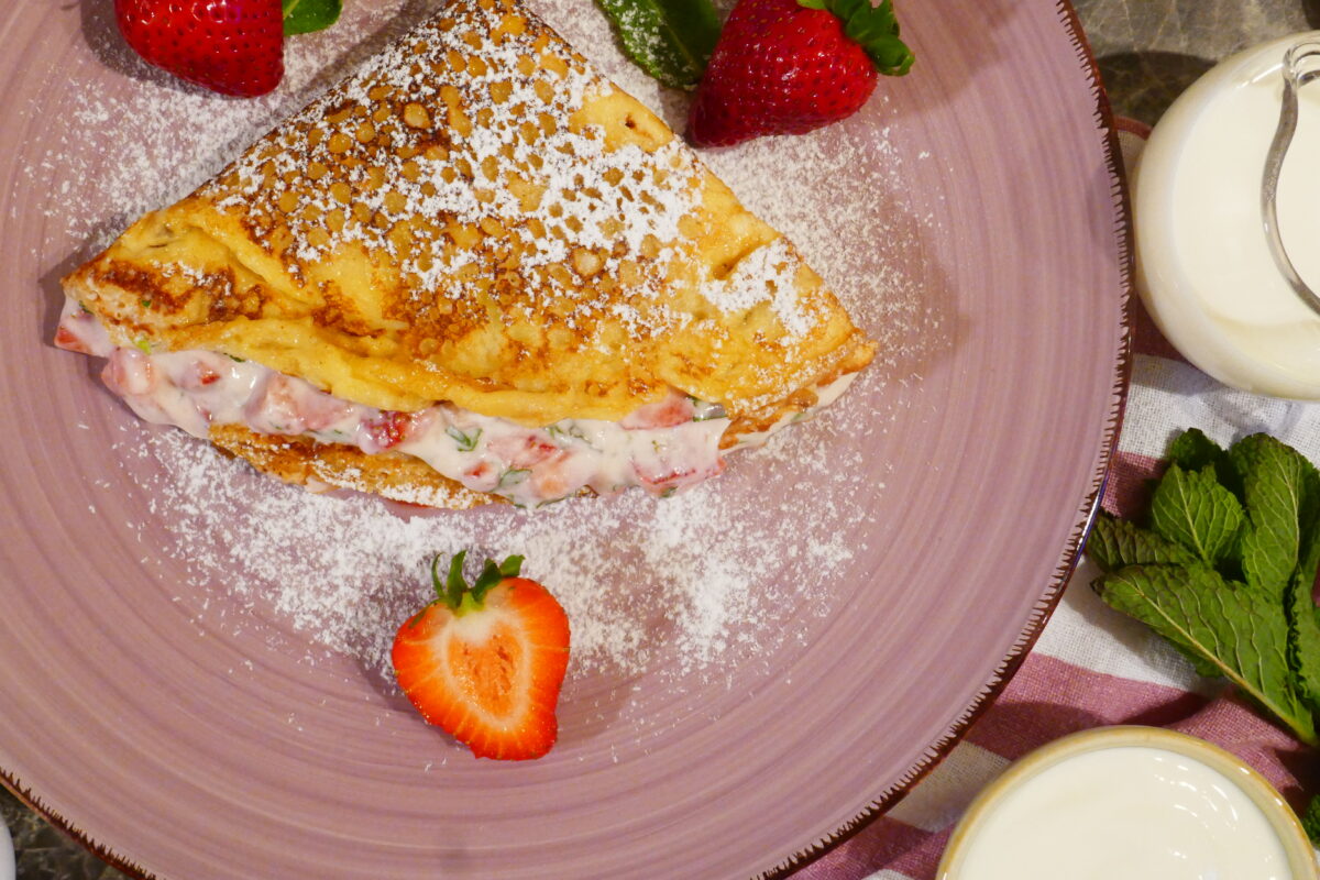 Palatschinken mit Erdbeer-Sauerrahm-Füllung