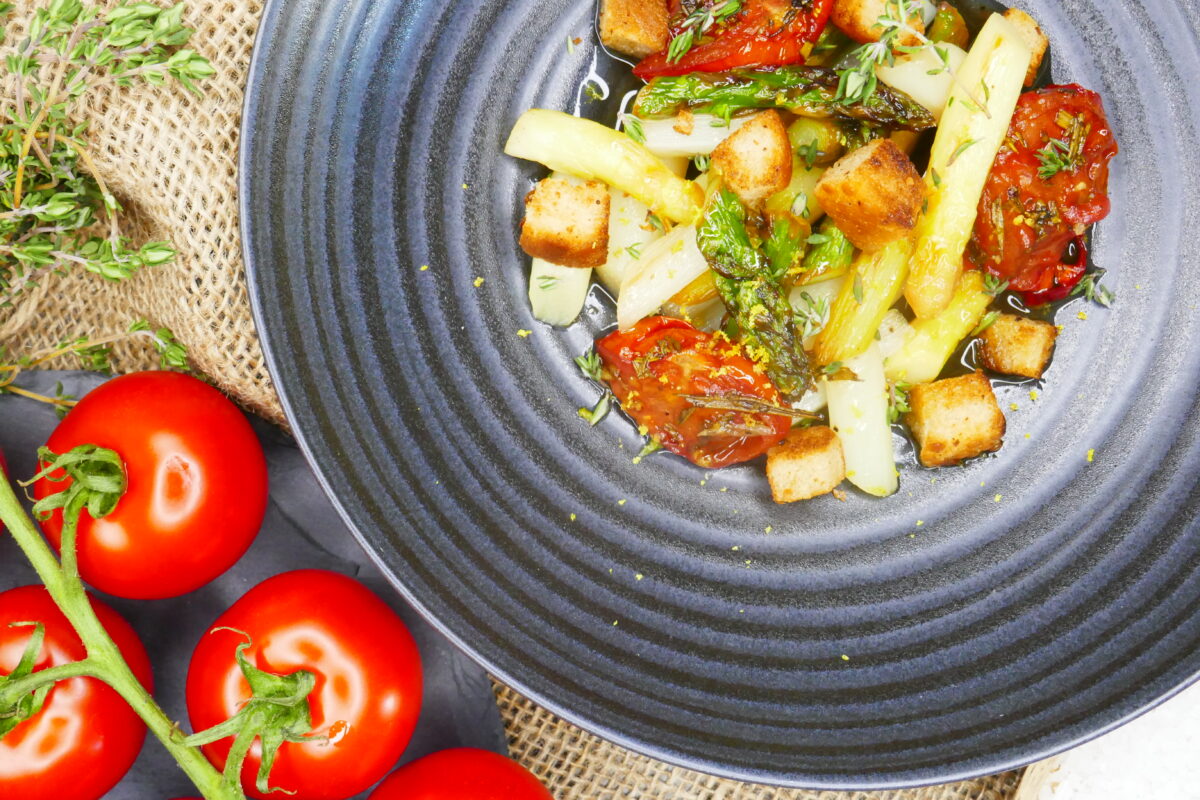 Karamellisierter Spargel mit Ofentomaten