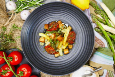 Karamellisierter Spargel mit Ofentomaten