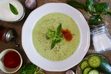 Gurken-Kaltschale mit Joghurt und frischer Minze