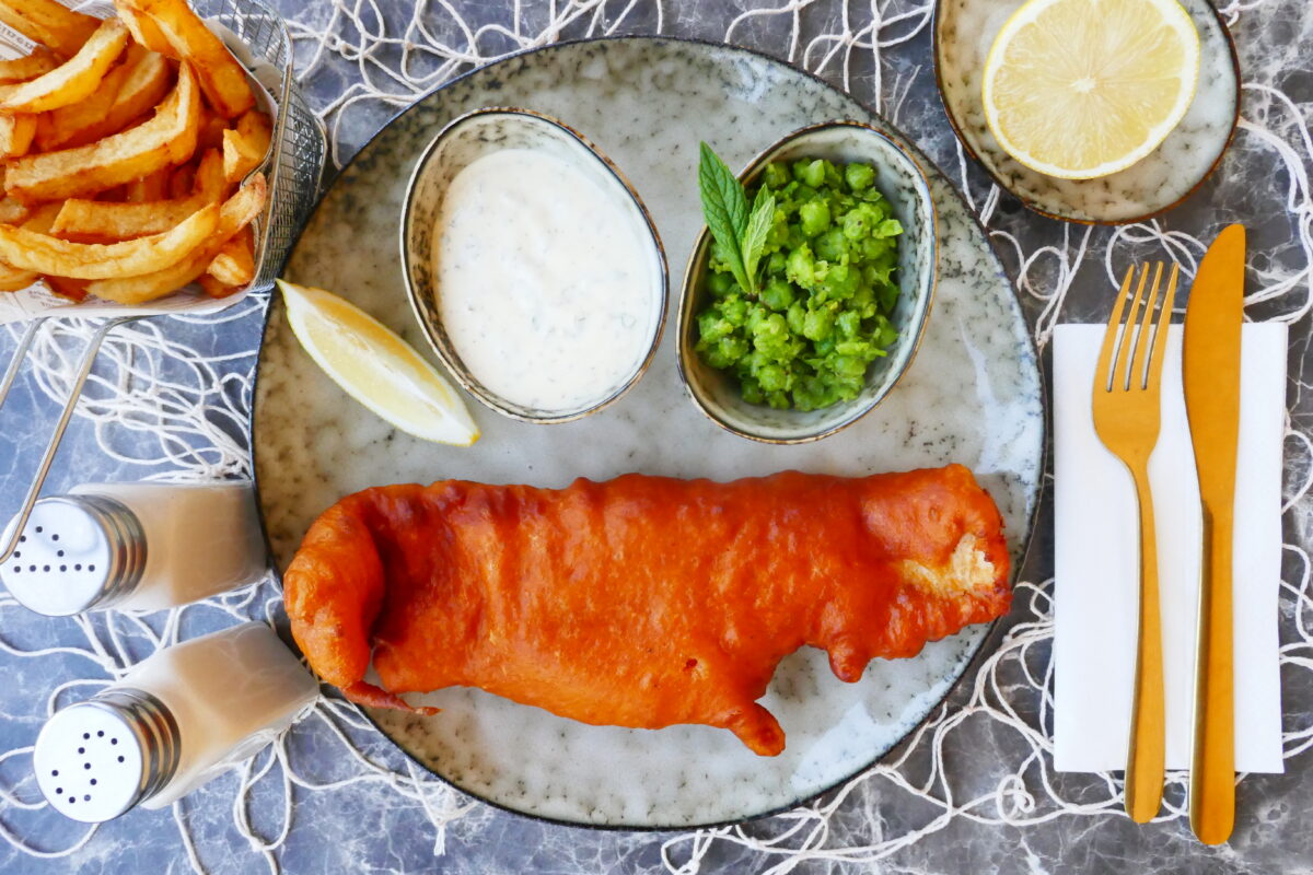Fish and Chips mit Sauce Tartare und Erbsenpüree