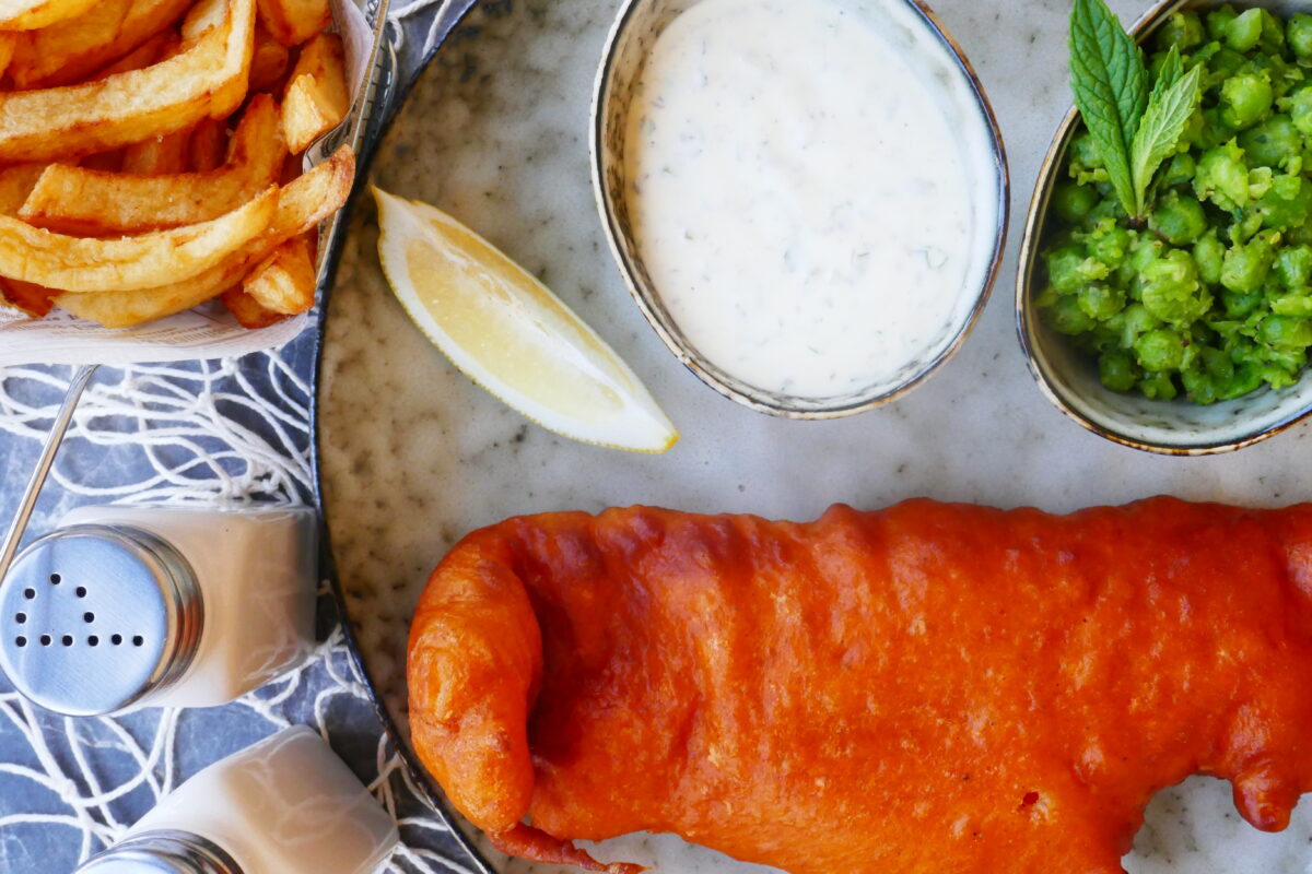 Fish and Chips mit Sauce Tartare und Erbsenpüree