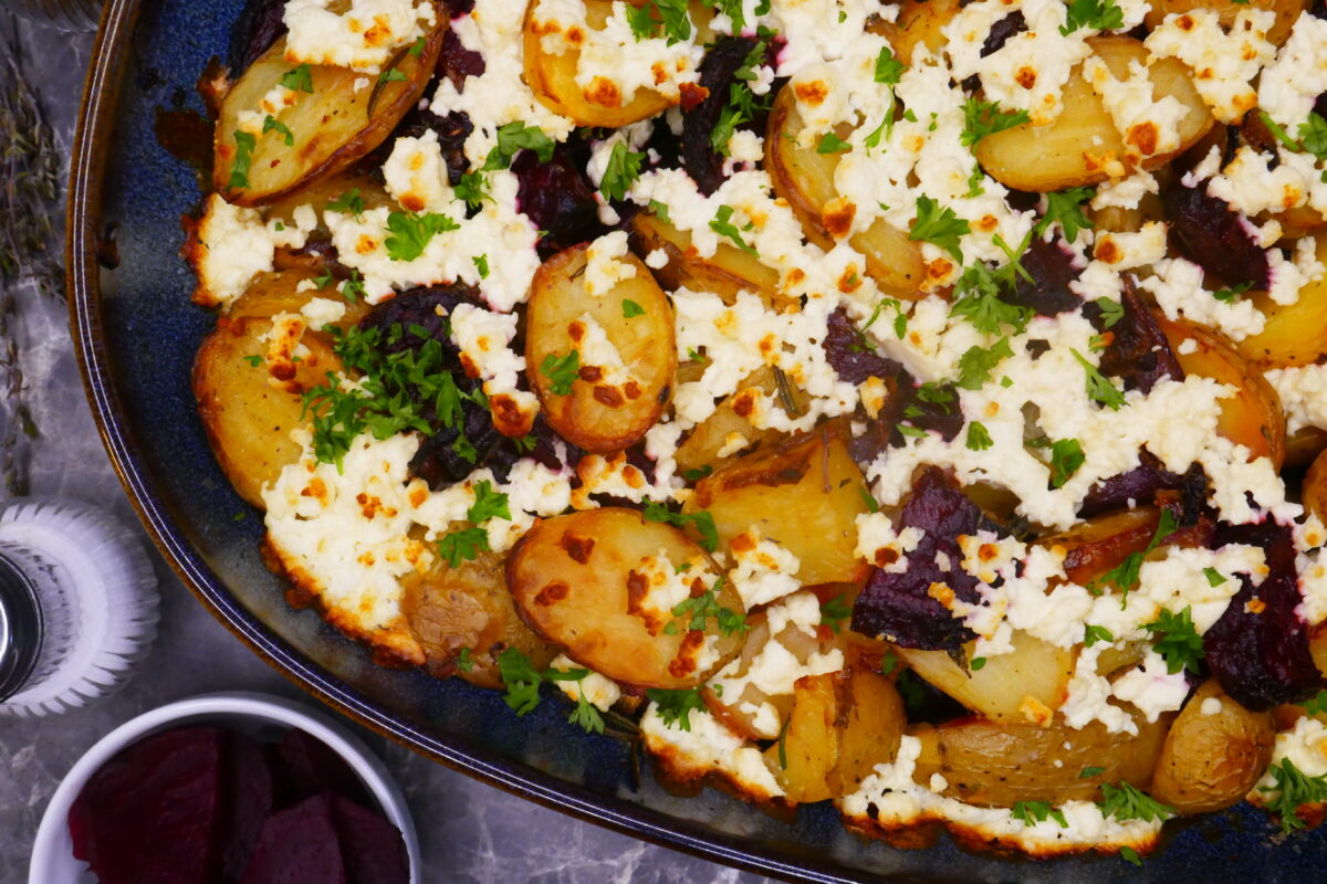 Ofenpfanne mit Kartoffeln, Roter Bete und Feta