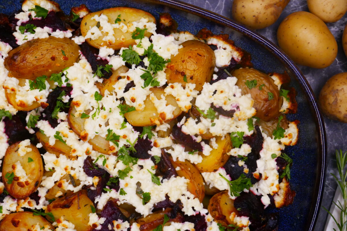 Ofenpfanne mit Kartoffeln, Roter Bete und Feta