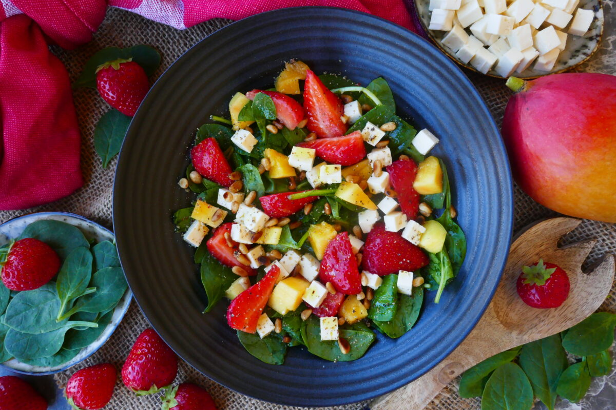 Sommerlicher Erdbeer-Mango-Salat mit Feta