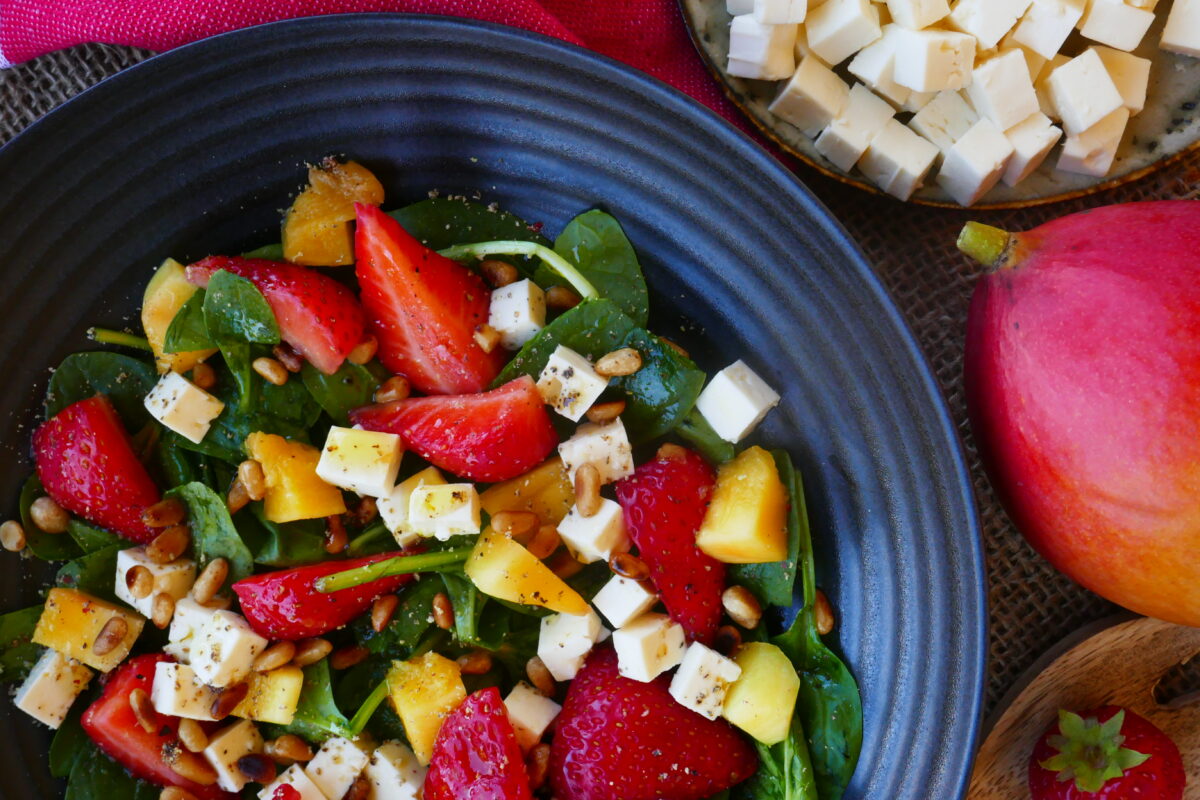 Sommerlicher Erdbeer-Mango-Salat mit Feta